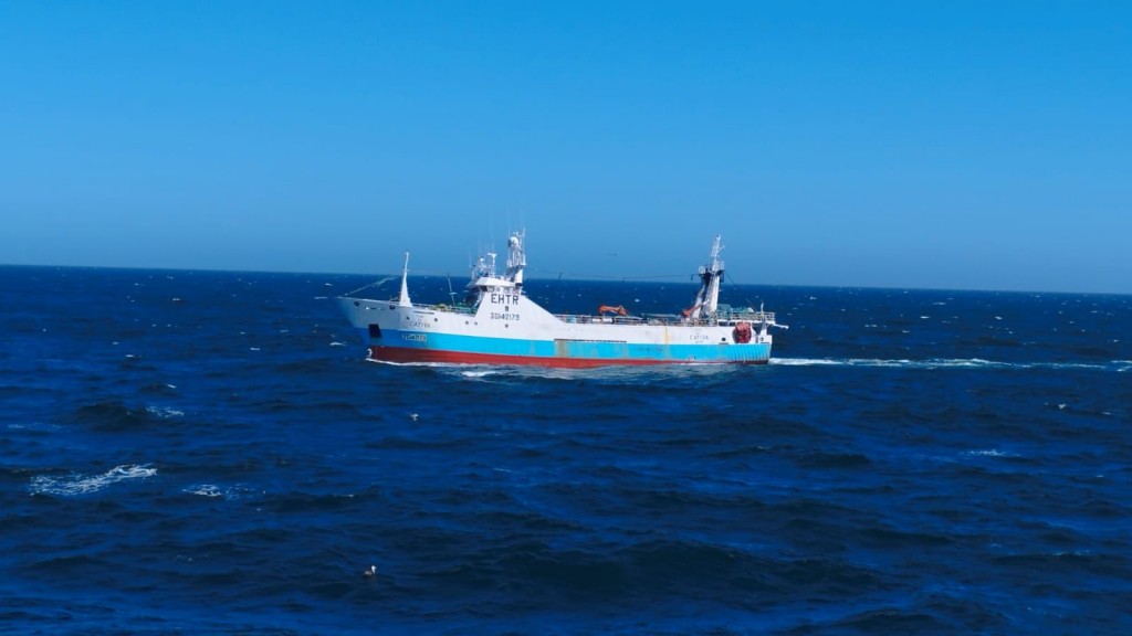 Prefectura detecta pesquero español dentro de la Zona Económica Exclusiva Argentina: presunción de actividad ilegal