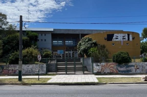 Aldosivi lanza “Aldosivi Social” con una jornada de pintura solidaria en la Escuela Secundaria N° 3