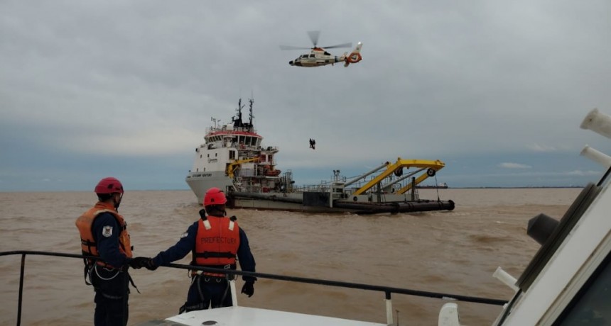 Rescate en el río: Prefectura aeroevacuó a un tripulante descompensado en un buque
