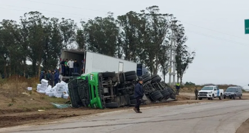 Un camión se quedó sin frenos y volcó con toneladas de calamar en cercanías de Mar del Plata